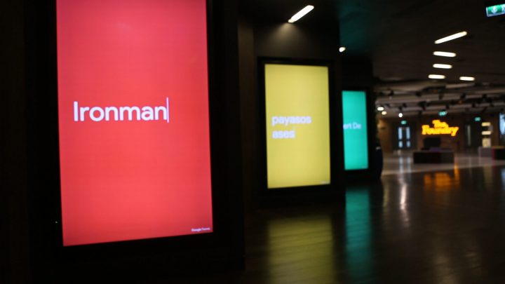 Business messaging on digital signage